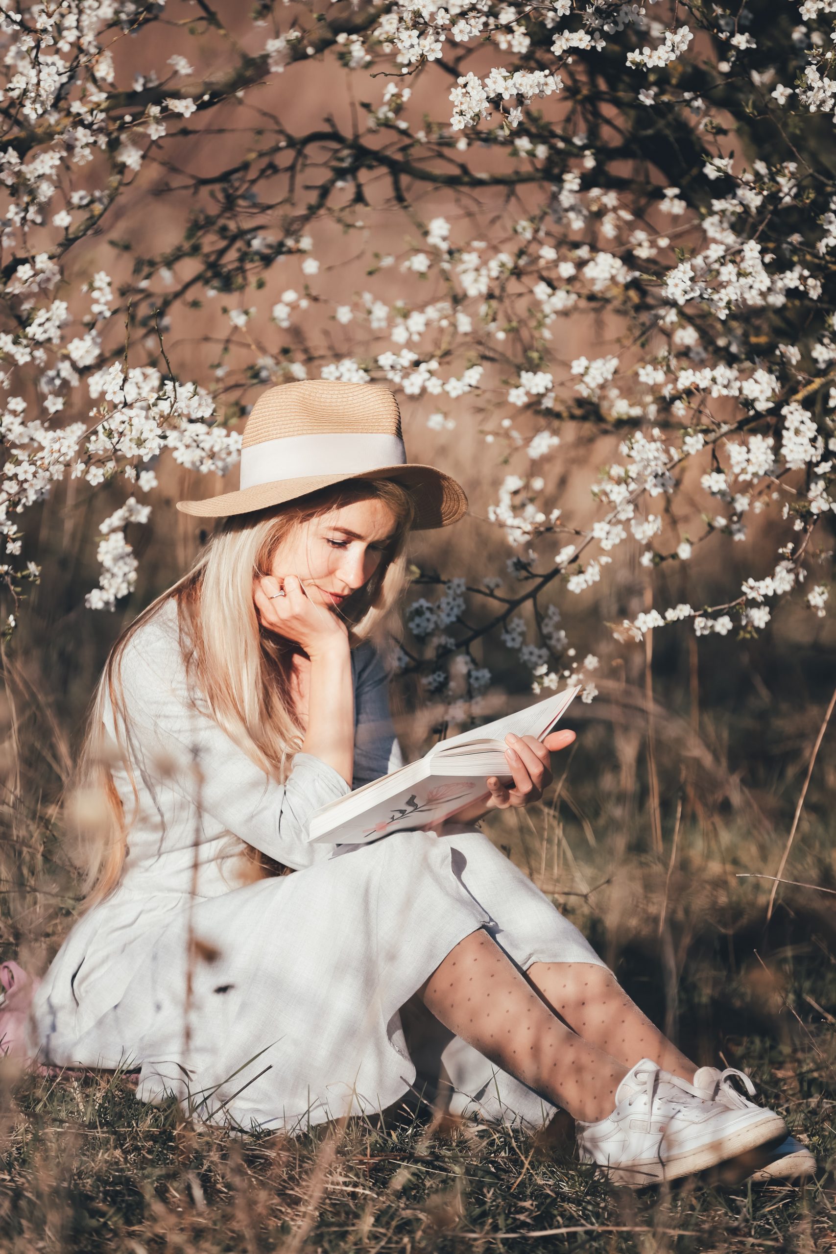 Chica en la naturaleza leyendo un libro